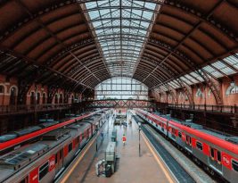How to Navigate Dining Options on Different Trains?