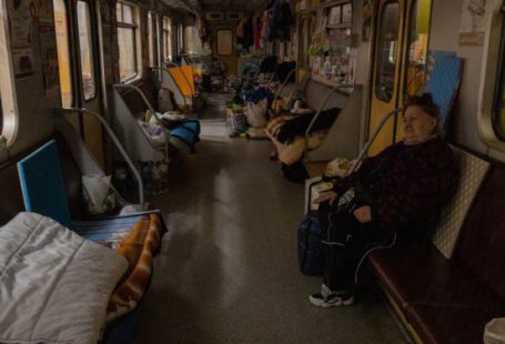 Senior Travel - Cientos de personas viven en el metro de la ciudad de kharkiv a causa de la guerra