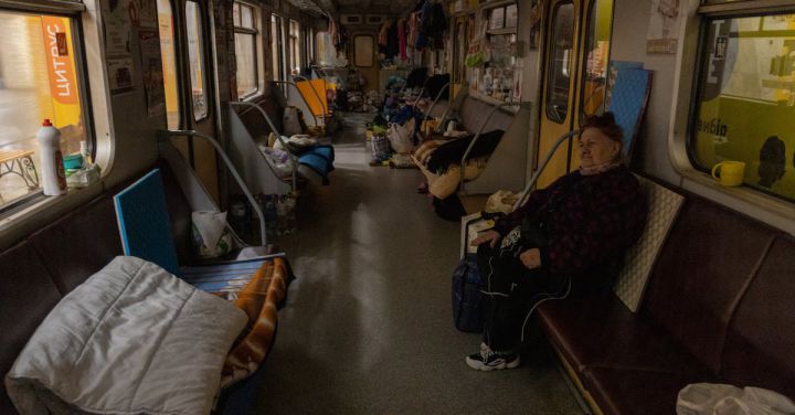 Senior Travel - Cientos de personas viven en el metro de la ciudad de kharkiv a causa de la guerra
